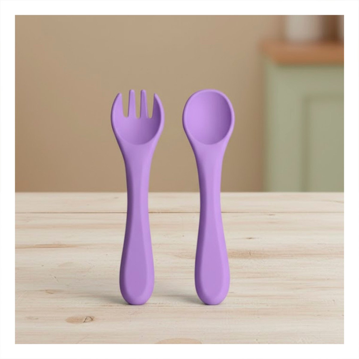 JUEGO INFANTIL EN COLOR MORADO CON CUBIERTOS EN SILICONA Y+REGALO STICKER - 2