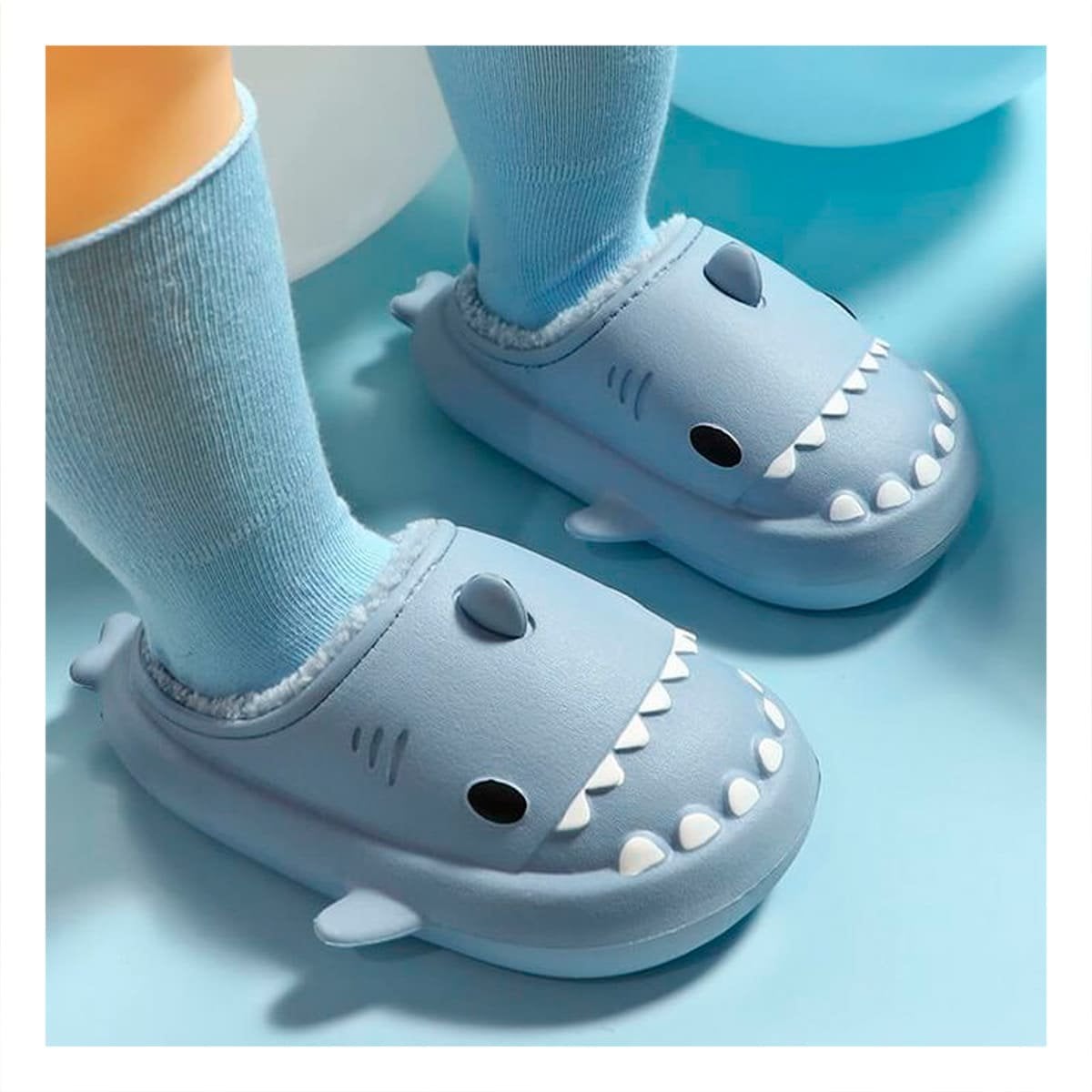 CHANCLA PARA INFANTES CON CORREA DE TIBURON TALLA 29 O 30 EN CELESTE Y+LIGAS REGALO - 1