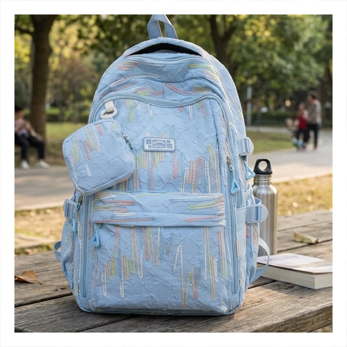 MOCHILA ESCOLAR DE RAYAS COLORIDAS EN CELESTE CON DISEÑO FUNCIONAL Y+POST IT - 3