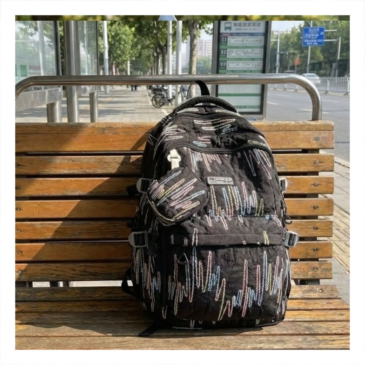 CARTERA JUVENIL DE RAYAS COLORIDAS EN NEGRO CON DISEÑO ACTUAL - 1