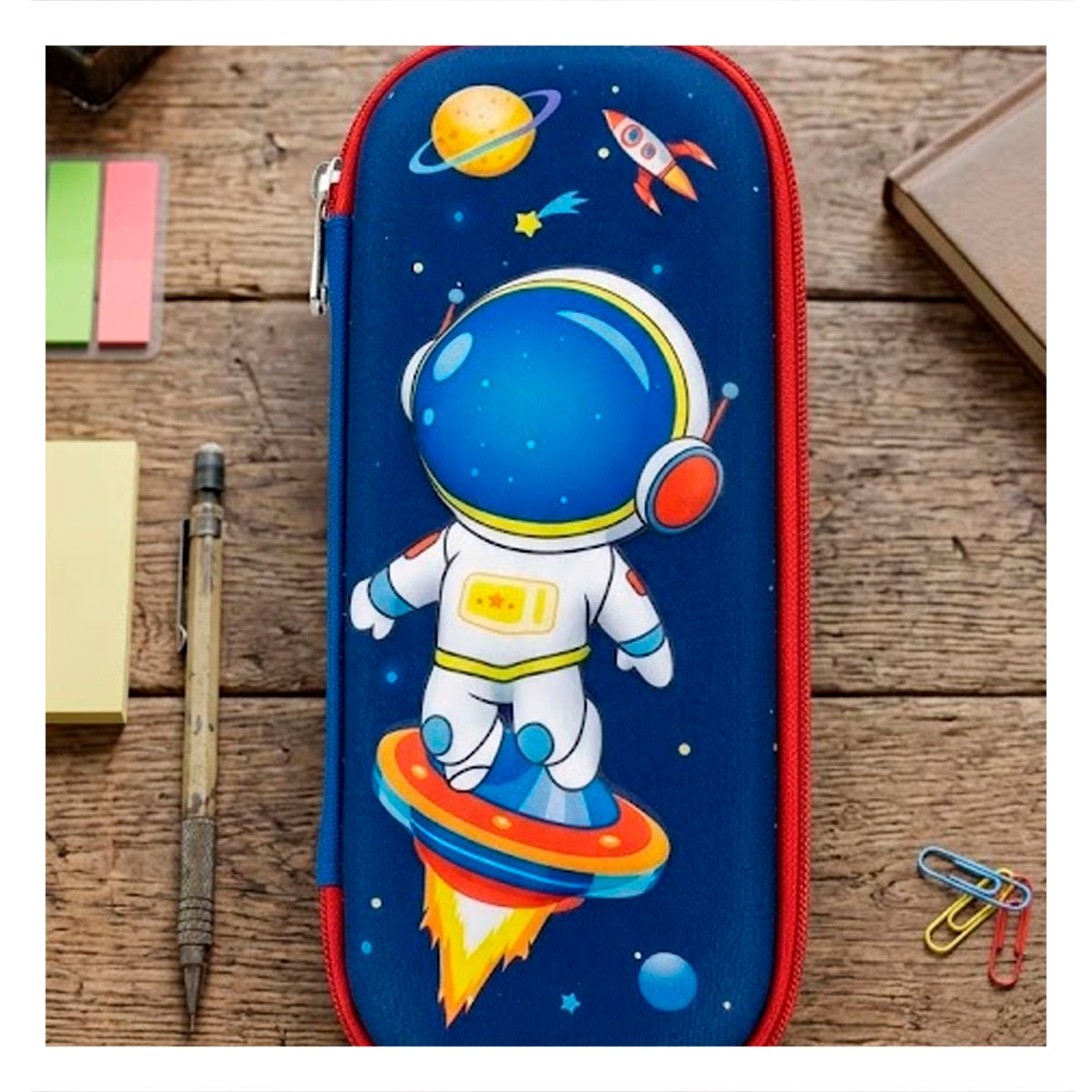 ESTUCHE ESCOLAR ASTRONAUTA AZUL ALTO RELIEVE CON CIERRE SEGURO Y PRACTICO - 1