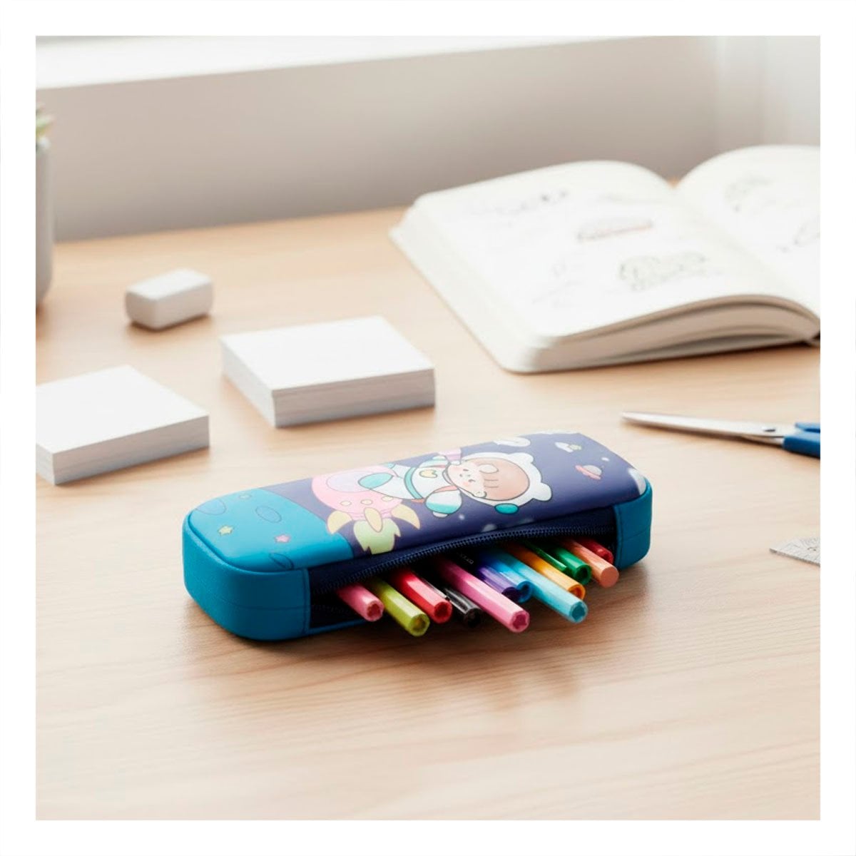 ESTUCHE MODERNO ASTRONAUTA EN COHETE AZUL ALTO RELIEVE CON ESPACIO AMPLIO Y+LIGAS REGALO - 1