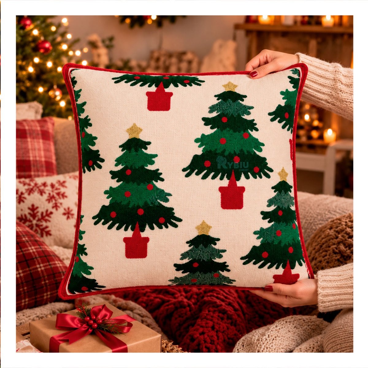 ALMOHADA FESTIVA PARA SALA BEIGE Y LIGAS REGALO - 1