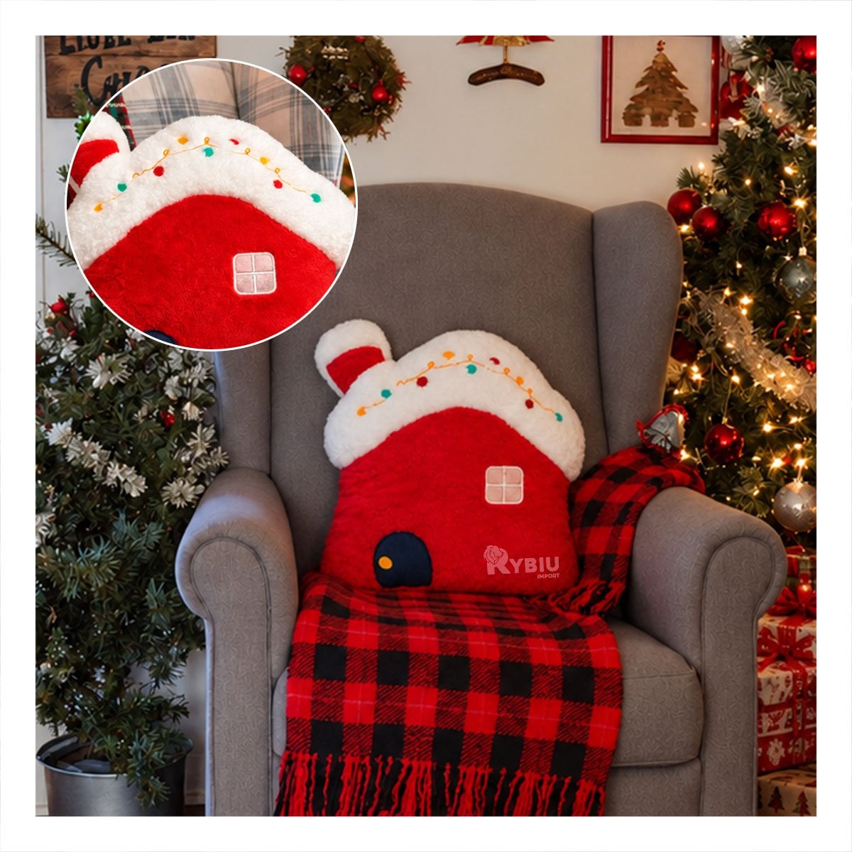 ALMOHADON PARA SOFA CON FIGURA DE CASITA NAVIDENA ROJO Y REGALO STICKER - 1