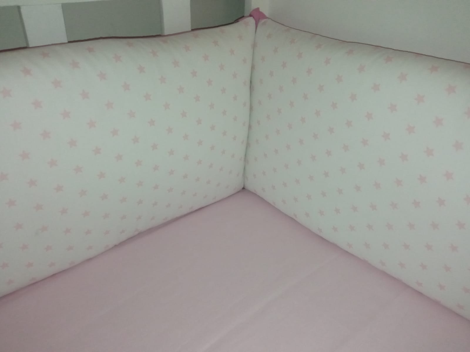 PROTECTOR CUNA BABYTU ROSADO LATERAL PARACHOQUES DISEÑO ESTRELLITAS Y CABEZAL NUBE - 4