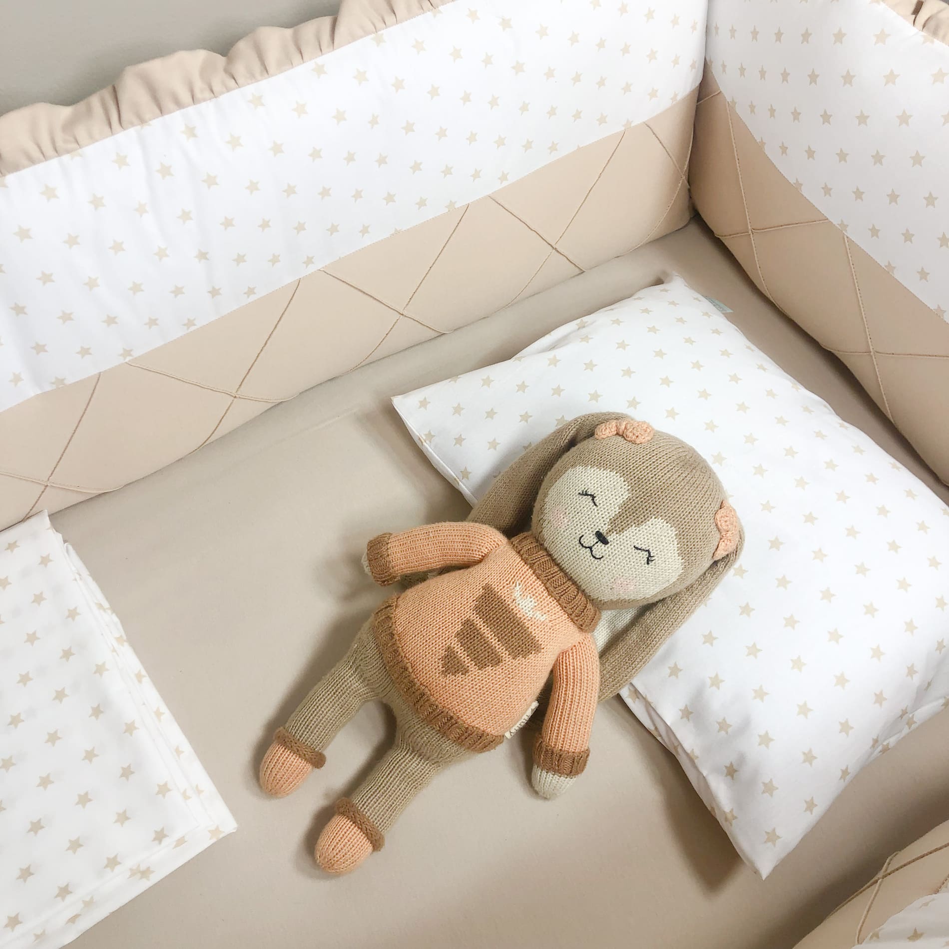 PROTECTOR CUNA BABYTU ALGODÓN BEIGE LATERAL PARACHOQUES DISEÑO Y ESTRELLITAS - 1