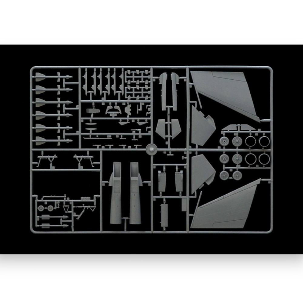 SU-33D FLANKER-D MODEL KIT 1/72 - 4