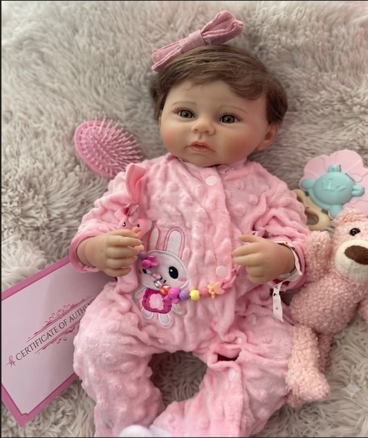 MUÑECA BEBÉ REBORN REALISTA (NIÑA) - SET PREMIUM CON PIJAMA ROSA, PELUCHE Y ACCESORIOS 60CM - 1