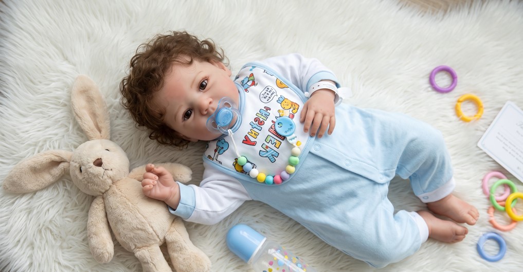 MUÑECO BEBÉ REBORN REALISTA (NIÑO) - SET PREMIUM CELESTE CON CONEJITO DE PELUCHE Y ACCESORIOS - 1