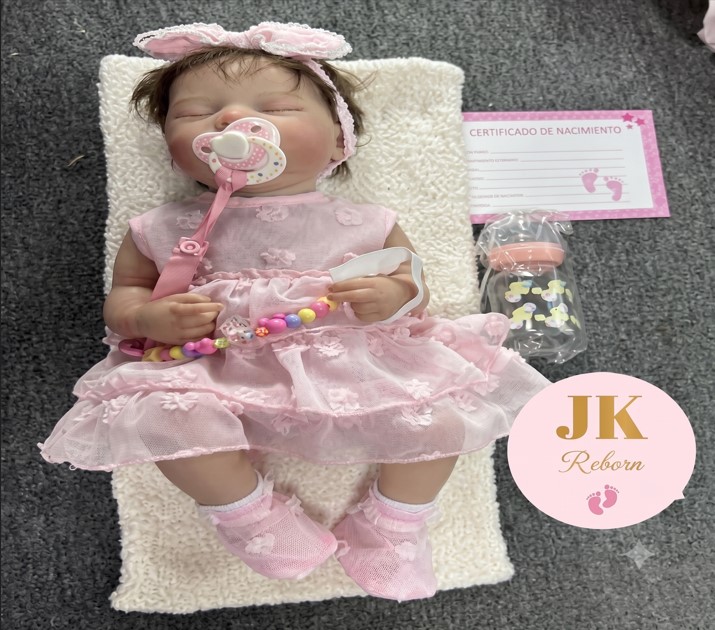 MUÑECA BEBÉ REBORN REALISTA (NIÑA DURMIENDO) - SET ELEGANTE CON VESTIDO DE ENCAJE ROSA Y ACCESORIOS - 1