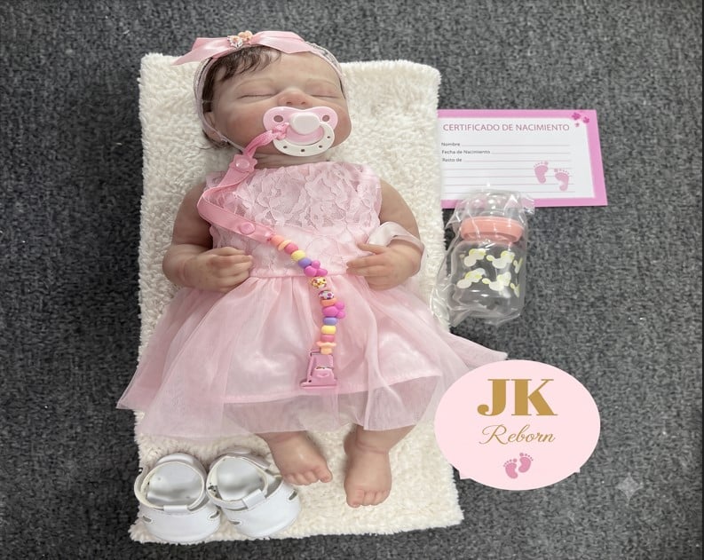 MUÑECA BEBÉ REBORN REALISTA (NIÑA DURMIENDO) - SET VESTIDO DE ENCAJE ROSA, ZAPATITOS BLANCOS Y ACCESORIOS - 1