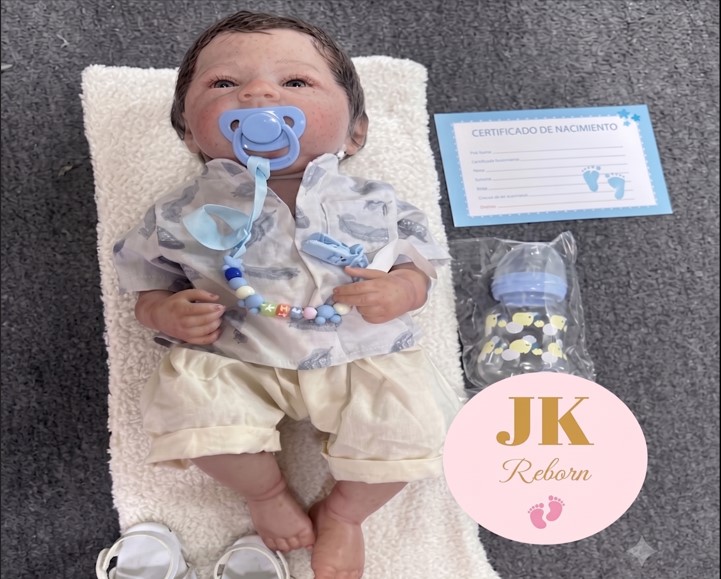 MUÑECO BEBÉ REBORN REALISTA CON OJOS ABIERTOS - SET CASUAL CON CAMISA, PANTALÓN CREMA Y SANDALIAS BLANCAS - 1