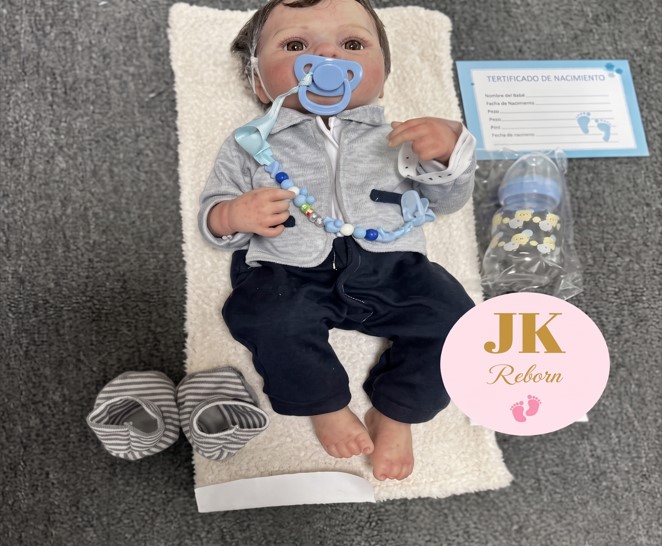 MUÑECO BEBÉ REBORN REALISTA CON OJOS ABIERTOS - SET CHAQUETA GRIS, PANTALÓN AZUL Y ACCESORIOS (LÍNEA JK REBORN) - 1