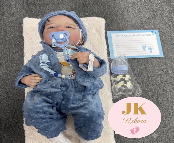 MUÑECO BEBÉ REBORN REALISTA CON OJOS ABIERTOS - SET ACOGEDOR AZUL TEXTURIZADO CON GORRITO Y ACCESORIOS (LÍNEA JK REBORN) - 1