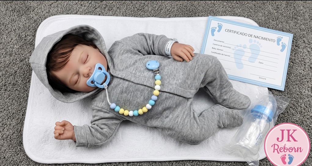 MUÑECO BEBÉ REBORN REALISTA DURMIENDO - SET MAMELUCO GRIS CON CAPUCHA Y ACCESORIOS (LÍNEA JK REBORN) - 1