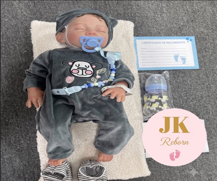 MUÑECO BEBÉ REBORN REALISTA DURMIENDO - SET MAMELUCO ATERCIOPELADO GRIS 'OSITO' Y ACCESORIOS (LÍNEA JK REBORN) - 1