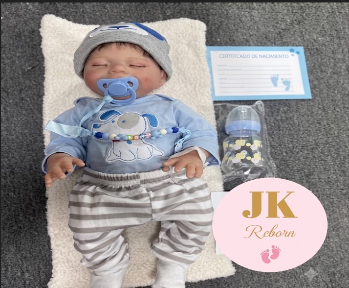 MUÑECO BEBÉ REBORN REALISTA DURMIENDO - SET CELESTE 'PERRITO' CON GORRO Y PANTALÓN A RAYAS (LÍNEA JK REBORN) - 1