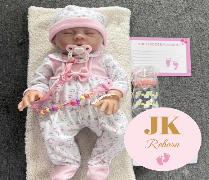 MUÑECA BEBÉ REBORN REALISTA DURMIENDO - SET ENTERIZO ESTAMPADO ROSA CON LAZO (LÍNEA JK REBORN) - 1