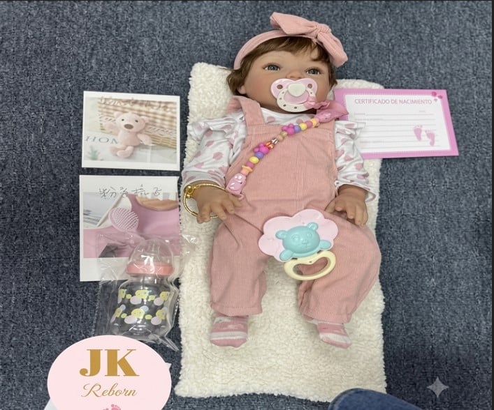 MUÑECA BEBÉ REBORN REALISTA DESPIERTA - SET OVEROL ROSA CON DIADEMA Y PULSERA DORADA - 1