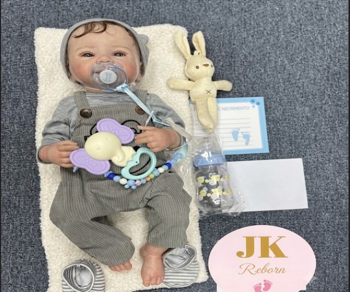 MUÑECO BEBÉ REBORN REALISTA DESPIERTO - SET OVEROL GRIS CON GORRITO DE OREJITAS Y ACCESORIOS - 1