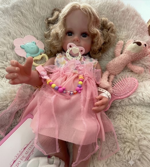 MUÑECA BEBÉ REBORN REALISTA DESPIERTA - VESTIDO DE TUL ROSA CON COLITAS RUBIAS, SANDALIAS Y MEGA KIT DE ACCESORIOS - 1