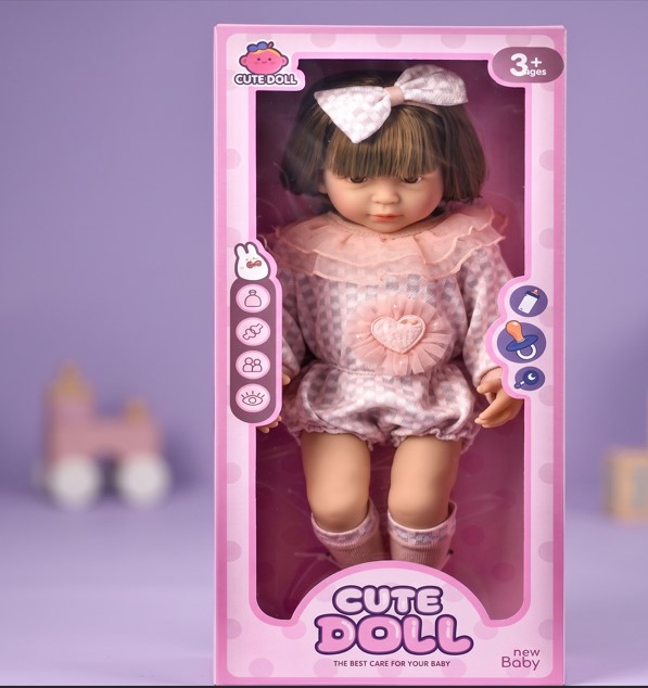 MUÑECA REALISTA 'CUTE DOLL' - EDICIÓN 'NEW BABY' CON ENTERIZO ROSA Y DETALLE DE CORAZÓN - 1
