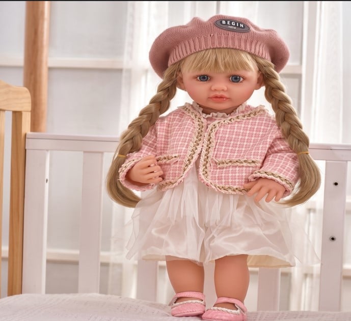 MUÑECA REALISTA 'CUTE DOLL' - EDICIÓN MODA INFANTIL CON BOINA Y TRENZAS - 1
