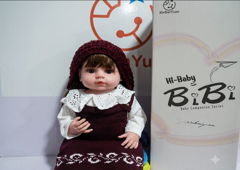 MUÑECA REALISTA DE COLECCIÓN 'HI-BABY BIBI' - SET CON ATUENDO TEJIDO COLOR VINO - 1