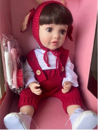 MUÑECA BEBÉ REALISTA TIPO REBORN CON TRAJE TEJIDO ROJO Y ACCESORIOS - 1