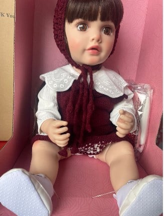 MUÑECA BEBÉ REALISTA TIPO REBORN CON TRAJE TEJIDO ROJO Y ACCESORIOS - 2