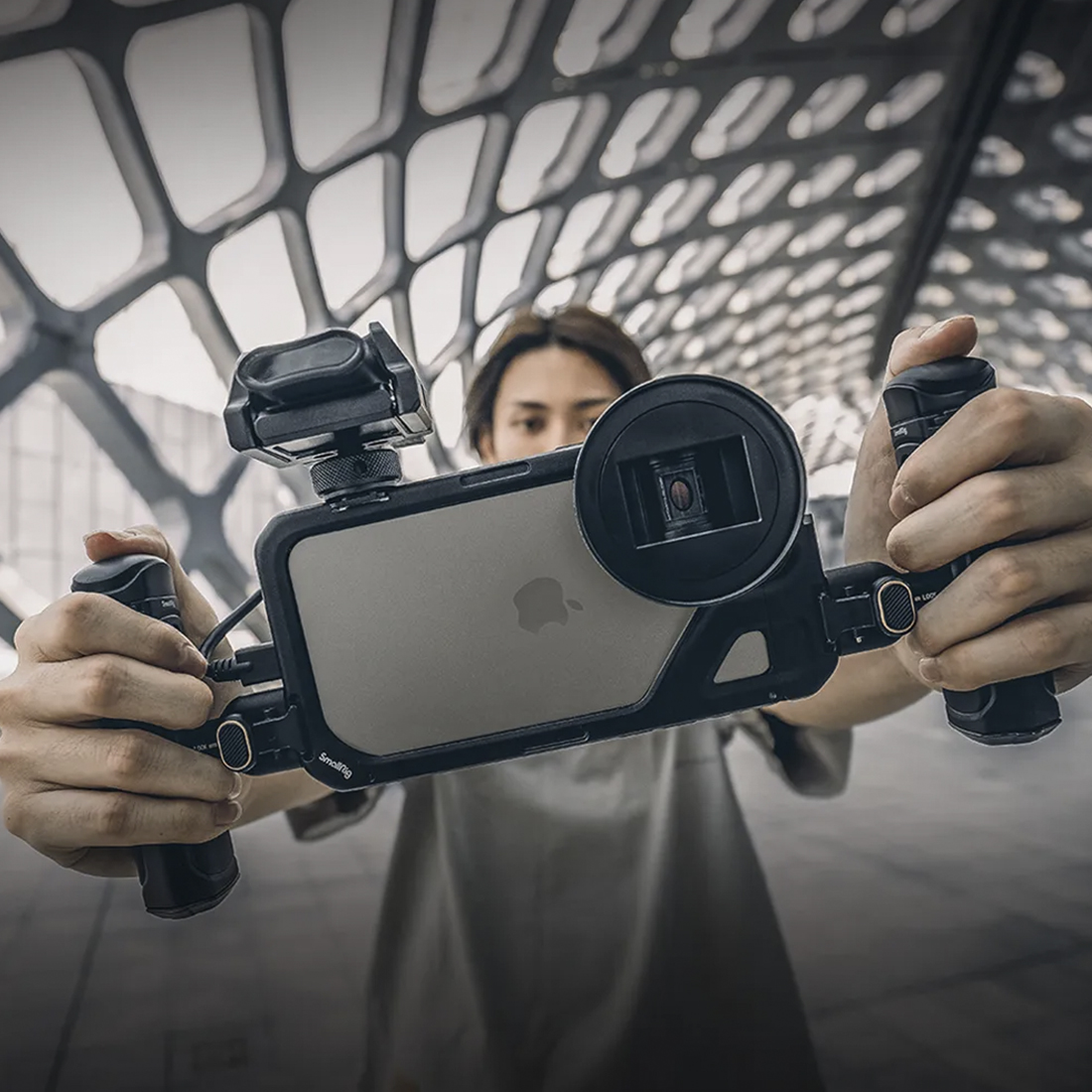 CARCASA JAULA SMALLRIG MOBILE VIDEO KIT (DUAL HANDHELD) PARA CELUAR IPHONE 15 PRO MAX MODELO 4293 - DE ALUMINIO EN COLOR NEGRO - 6