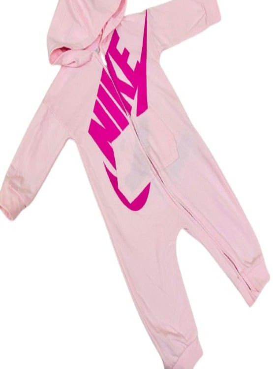 ENTERIZO CON CAPUCHA DE 78 CM DE LARGO DE ALGODÓN PARA NIÑA MARCA NIKE COLOR ROSADO - 1