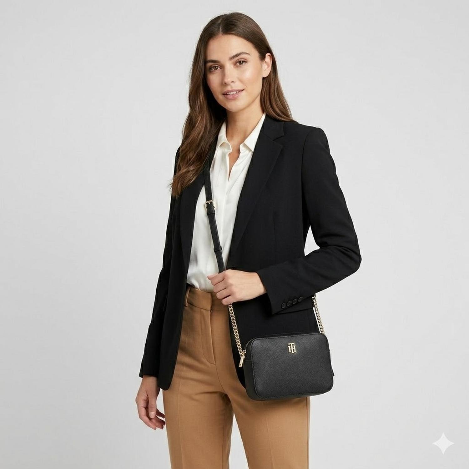 CARTERA CROSSBODY TOMMY HILFIGER NEGRO CON CADENA DORADA - 2