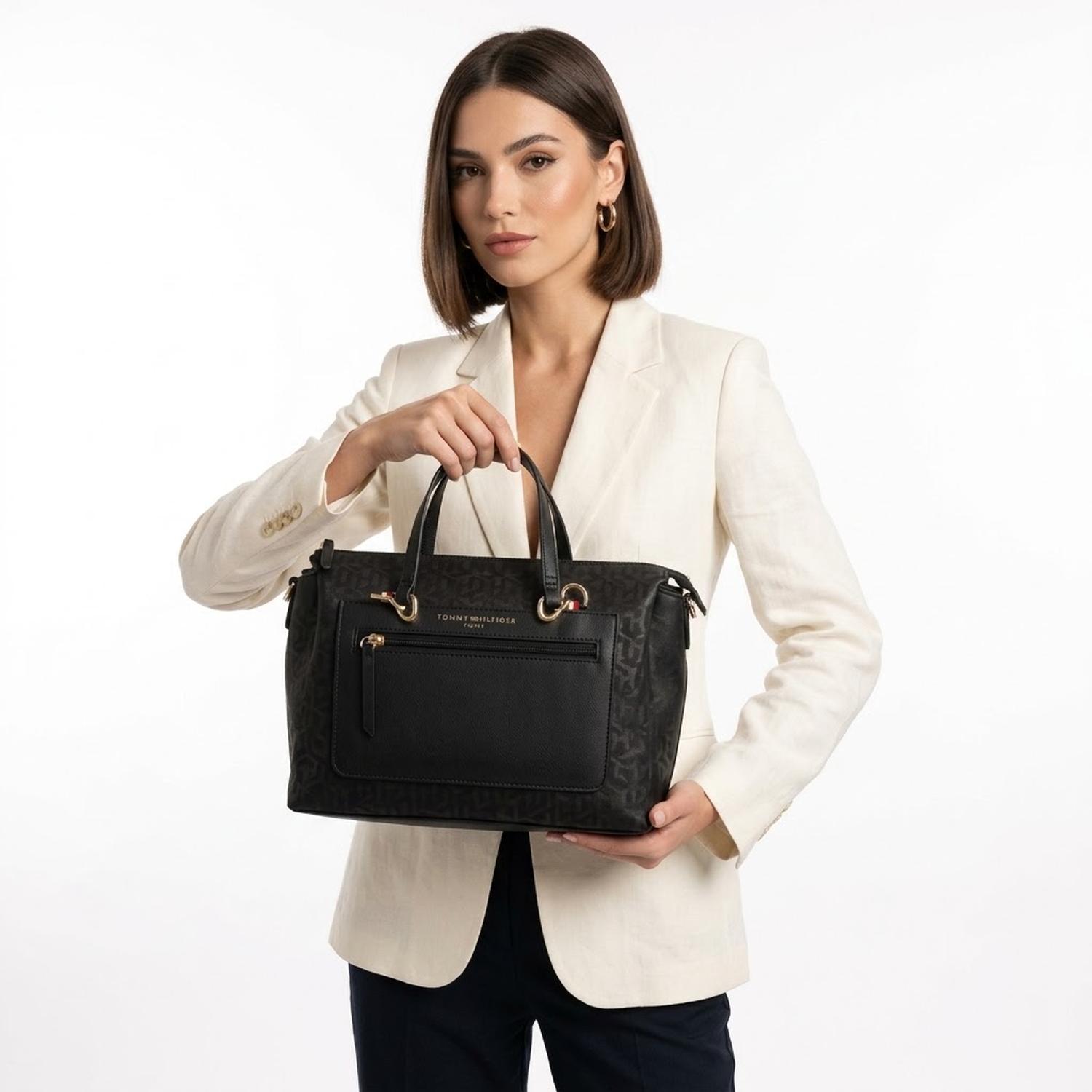 CARTERA TOTE Y CROSSBODY TOMMY HILFIGER MONOGRAFIADO NEGRO CON BOLSILLO EXTERIOR - 3