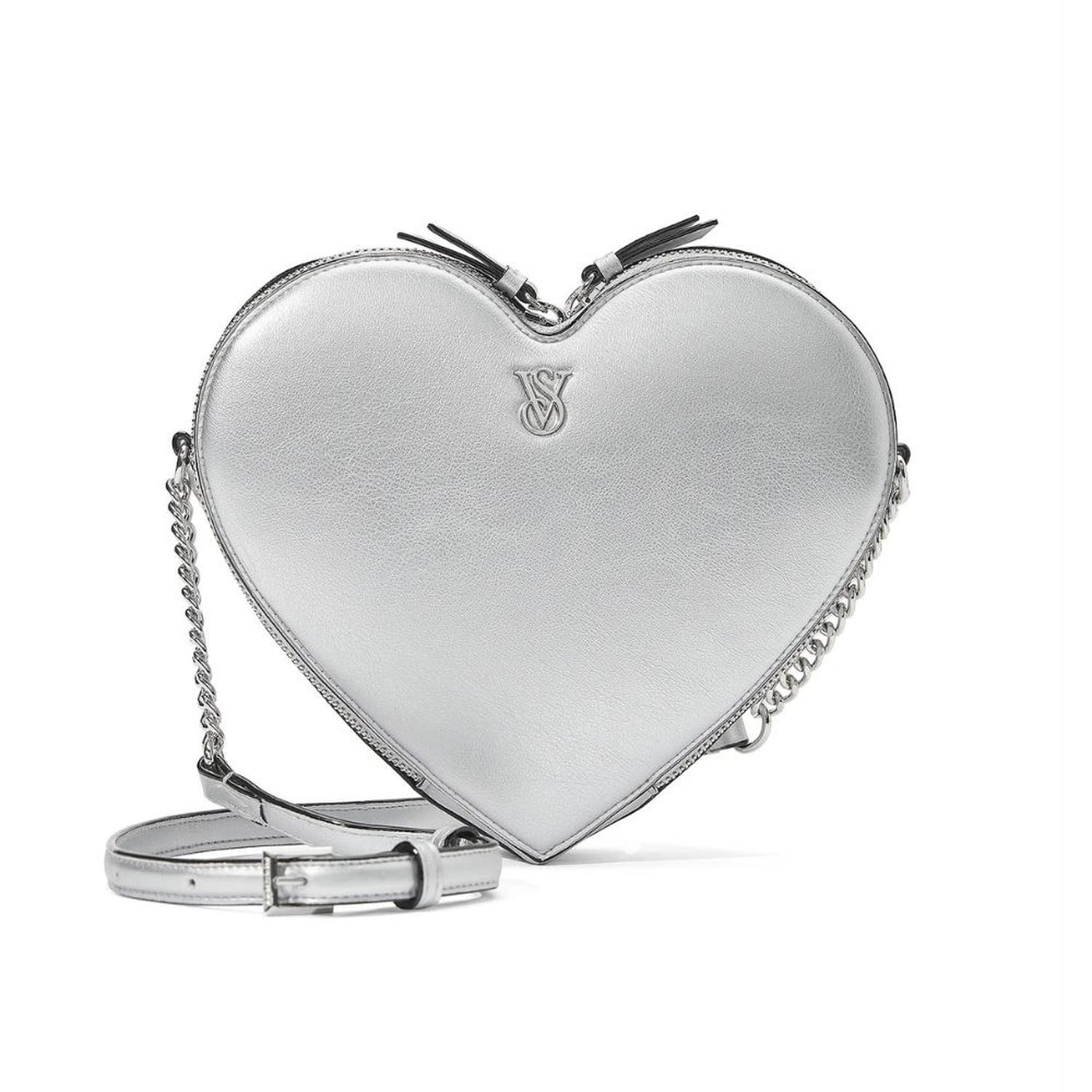 CARTERA CROSSBODY VICTORIAS SECRET PLATEADO EN FORMA DE CORAZON - 1