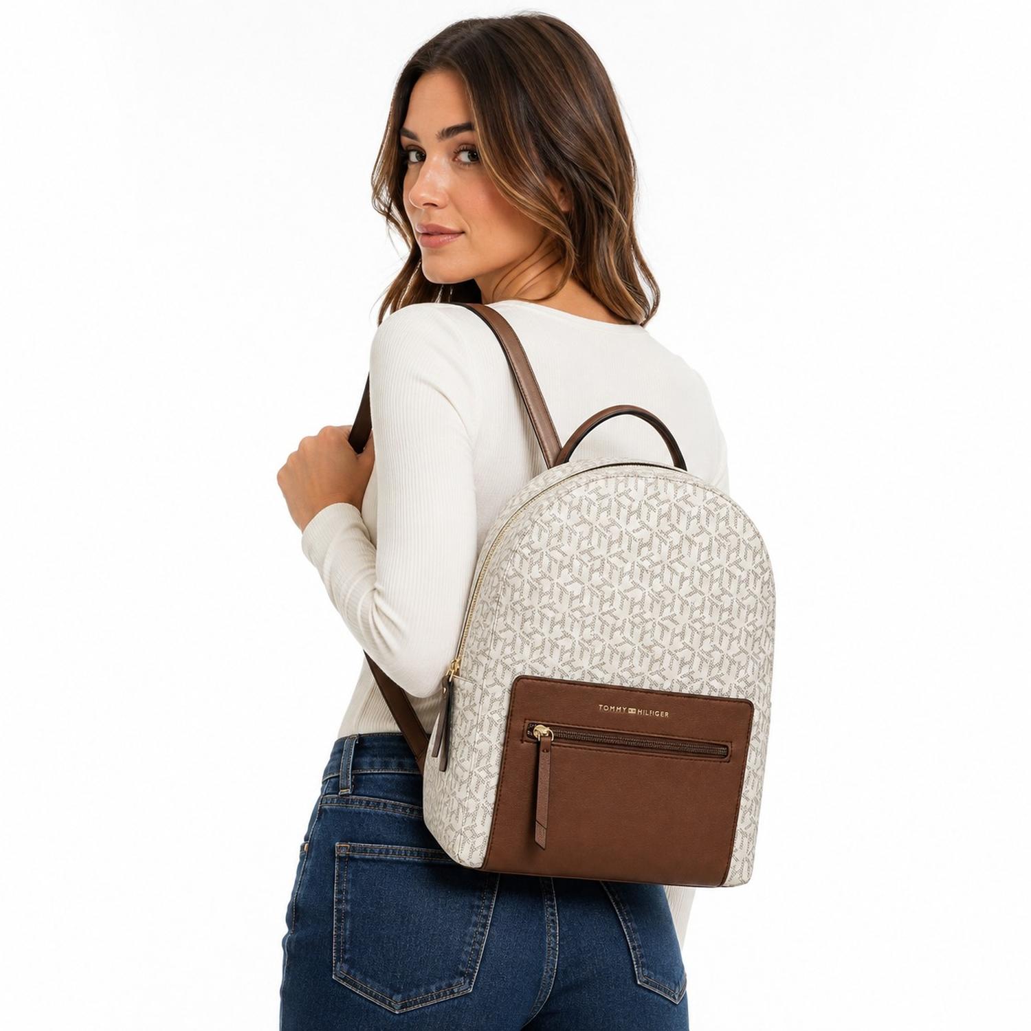 MOCHILA TOMMY HILFIGER BEIGE MONOGRAFIADA CON BOLSILLO EXTERIOR MARRÓN - 2