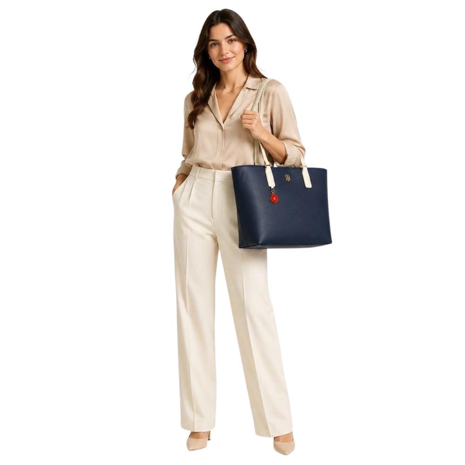 CARTERA TOTE TOMMY HILFIGER AZUL CON ASA BLANCA Y ADORNO FLOR ROJA - 2