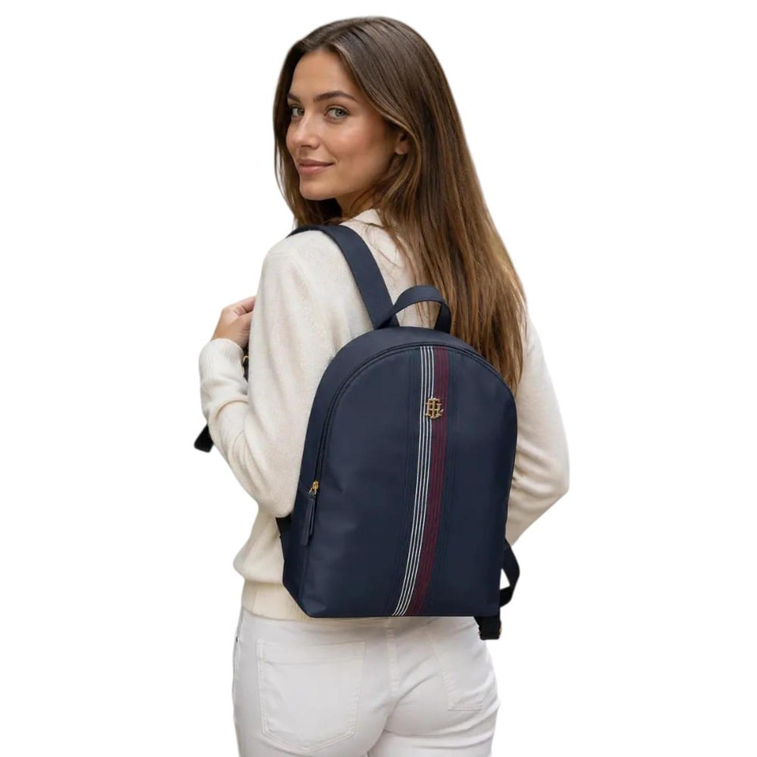 MOCHILA TOMMY HILFIGER NEGRO CON RAYAS DE COLORES EN MEDIO - 2