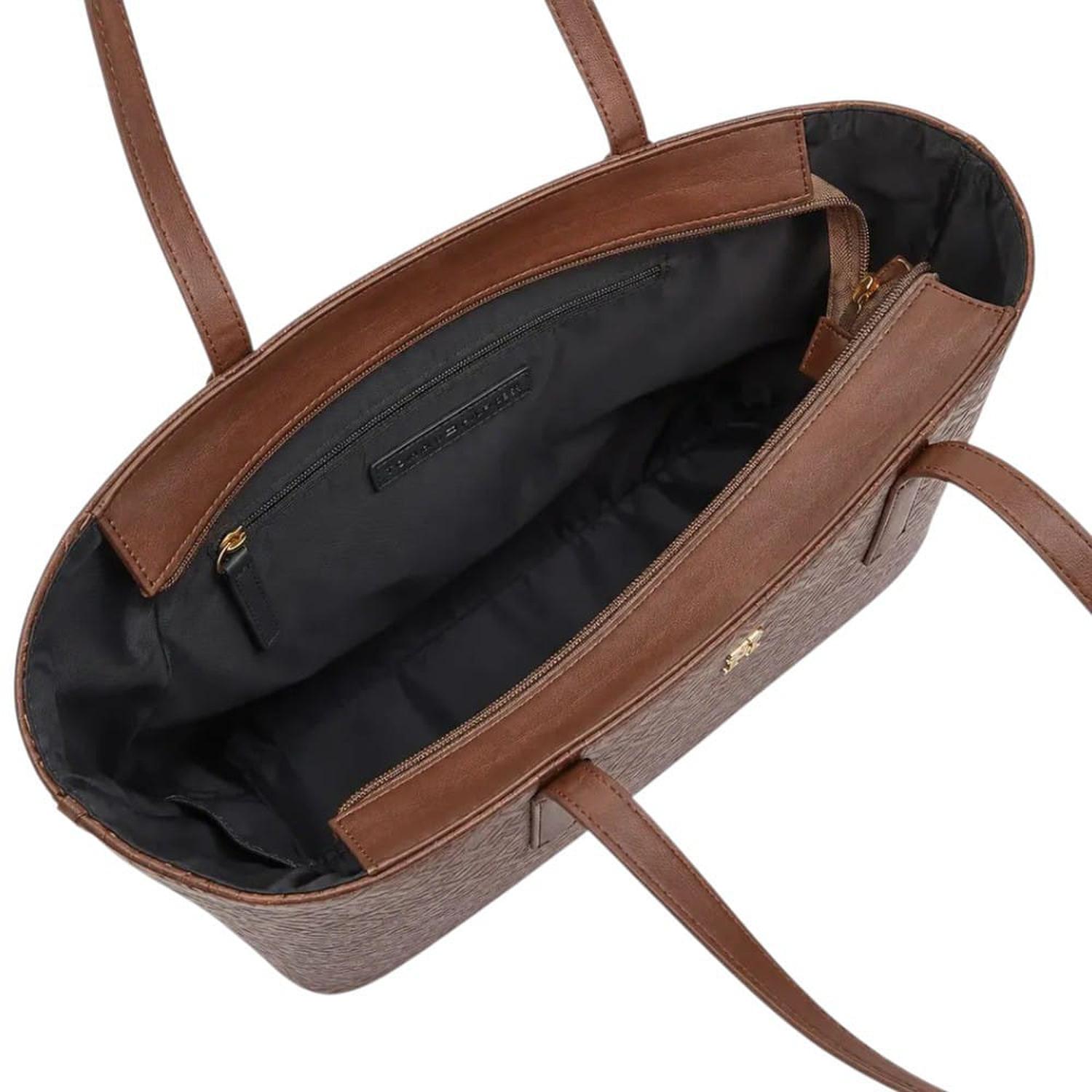 CARTERA TOTE TOMMY HILFIGER MARRÓN CON RELIEVE MONOGRAFIADO - 3