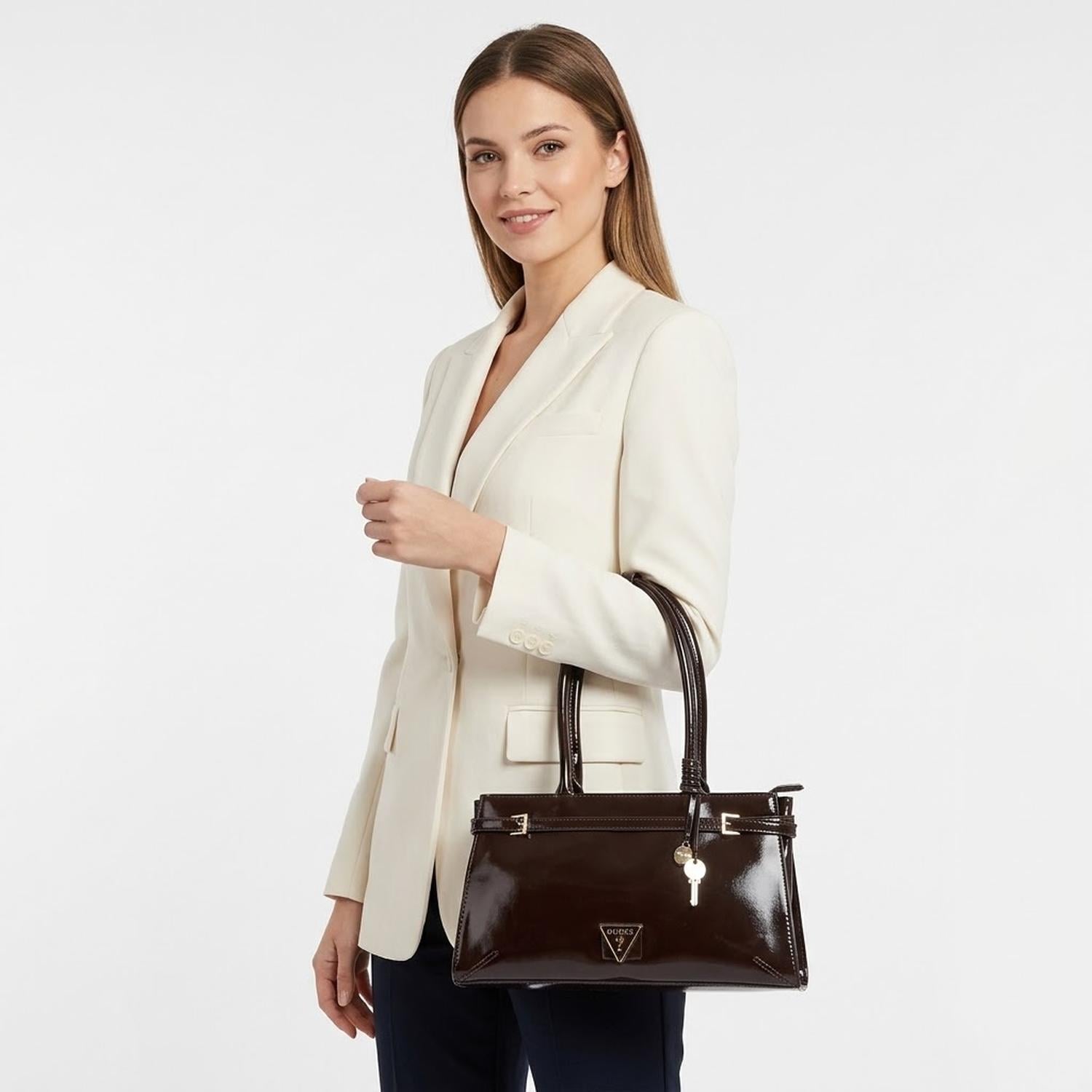 CARTERA SHOULDER BAG GUESS GENE MARRÓN CHOCOLATE CON ADORNO DORADO - 2