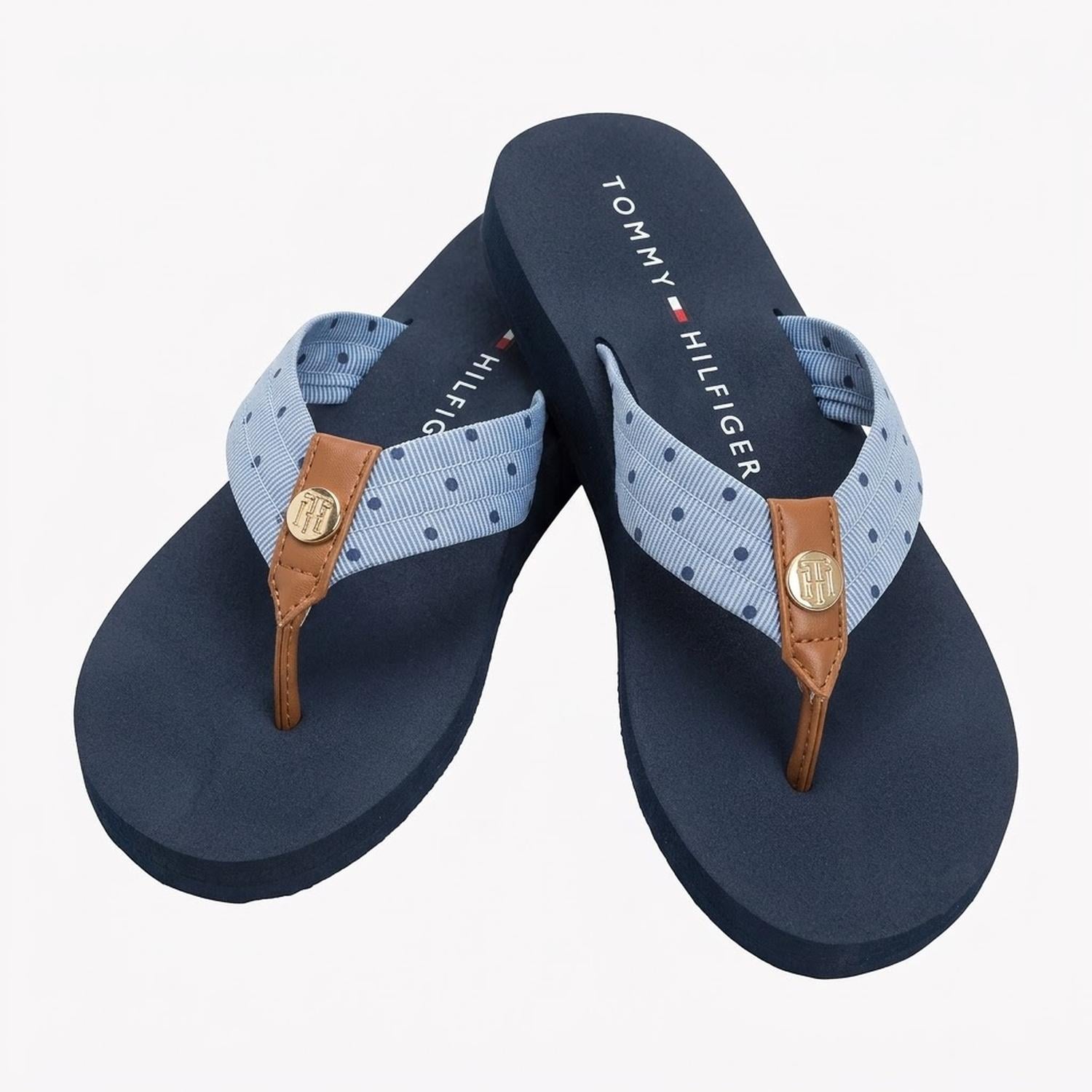 SANDALIAS TOMMY HILFIGER AZUL CON DISEÑO Y DETALLE DORADO - 1