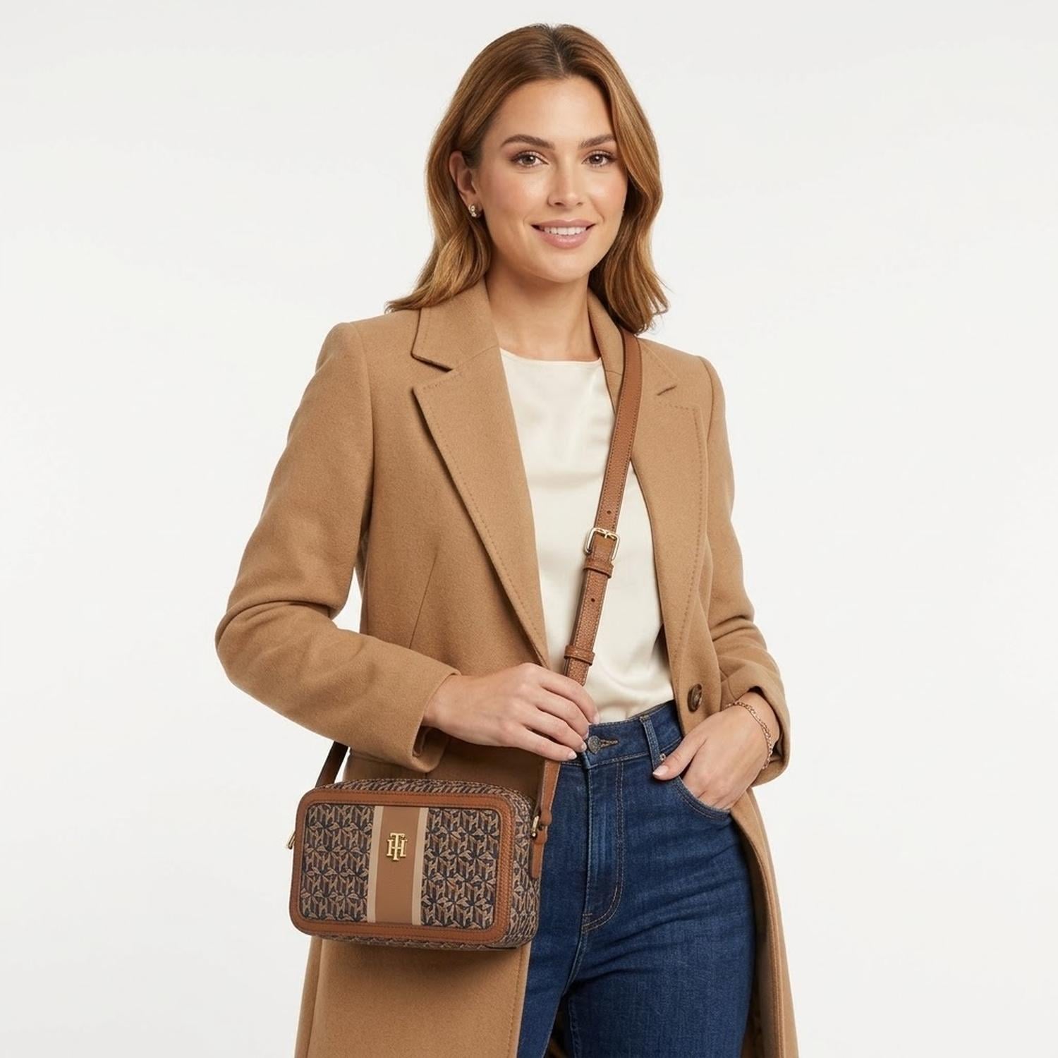 CARTERA CROSSBODY TOMMY HILFIGER MARRON CON DISEÑO MONOGRAFIADO - 2