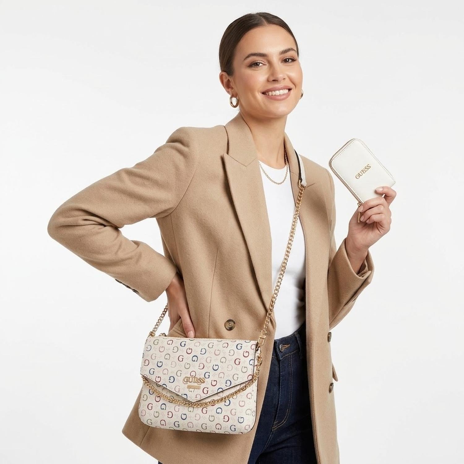 CARTERA CROSSBODY GUESS BEIGE MONOGRAFIADO MULTICOLOR CON CADENA DORADA Y MONEDERO - 2