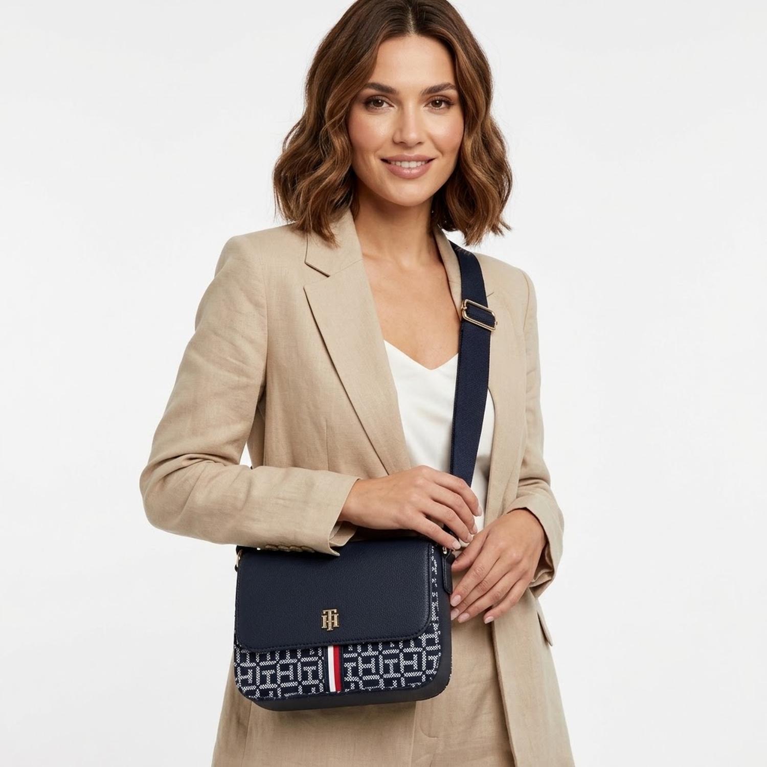 CARTERA CROSSBODY TOMMY HILFIGER AZUL NOCHE MONOGRAFIADO - 2