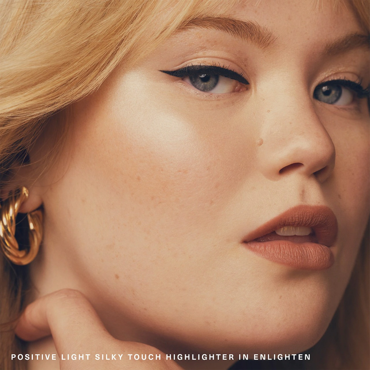 ILUMINADOR - Color: Enlighten - cool champagne - POSITIVE LIGHT SILKY TOUCH HIGHLIGHTER - RARE BEAUTY - 3