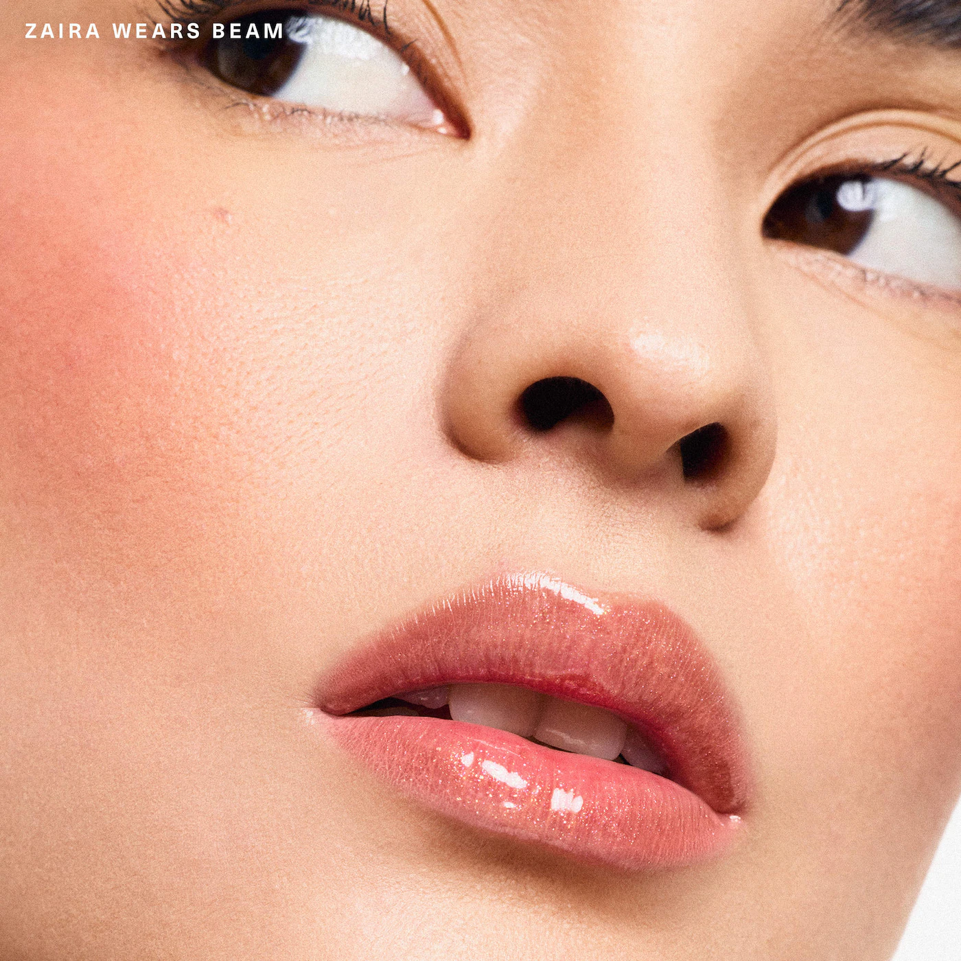 BRILLO LABIAL ILUMINADOR BEAM PEACHY POSITIVE RARE BEAUTY - 3
