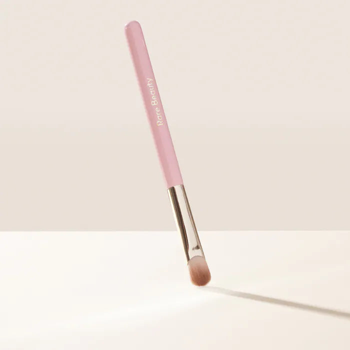 BROCHA PARA SOMBRA DE OJOS RARE BEAUTY STAY VULNERABLE ALL OVER EYESHADOW BRUSH - 1