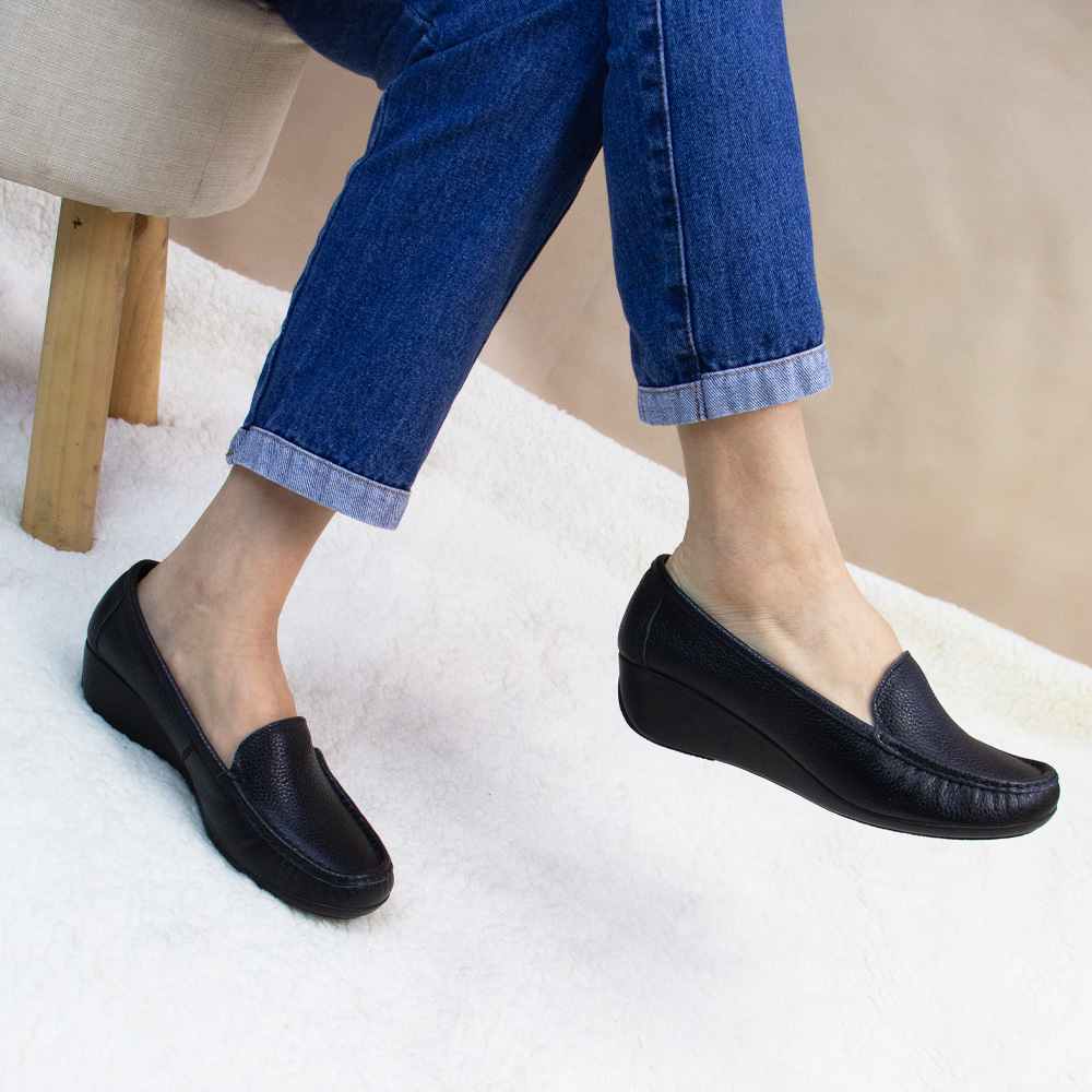 MOCASIN TACO CUÑA MUJER CORELLI LARISA CUERO NEGRO - 4