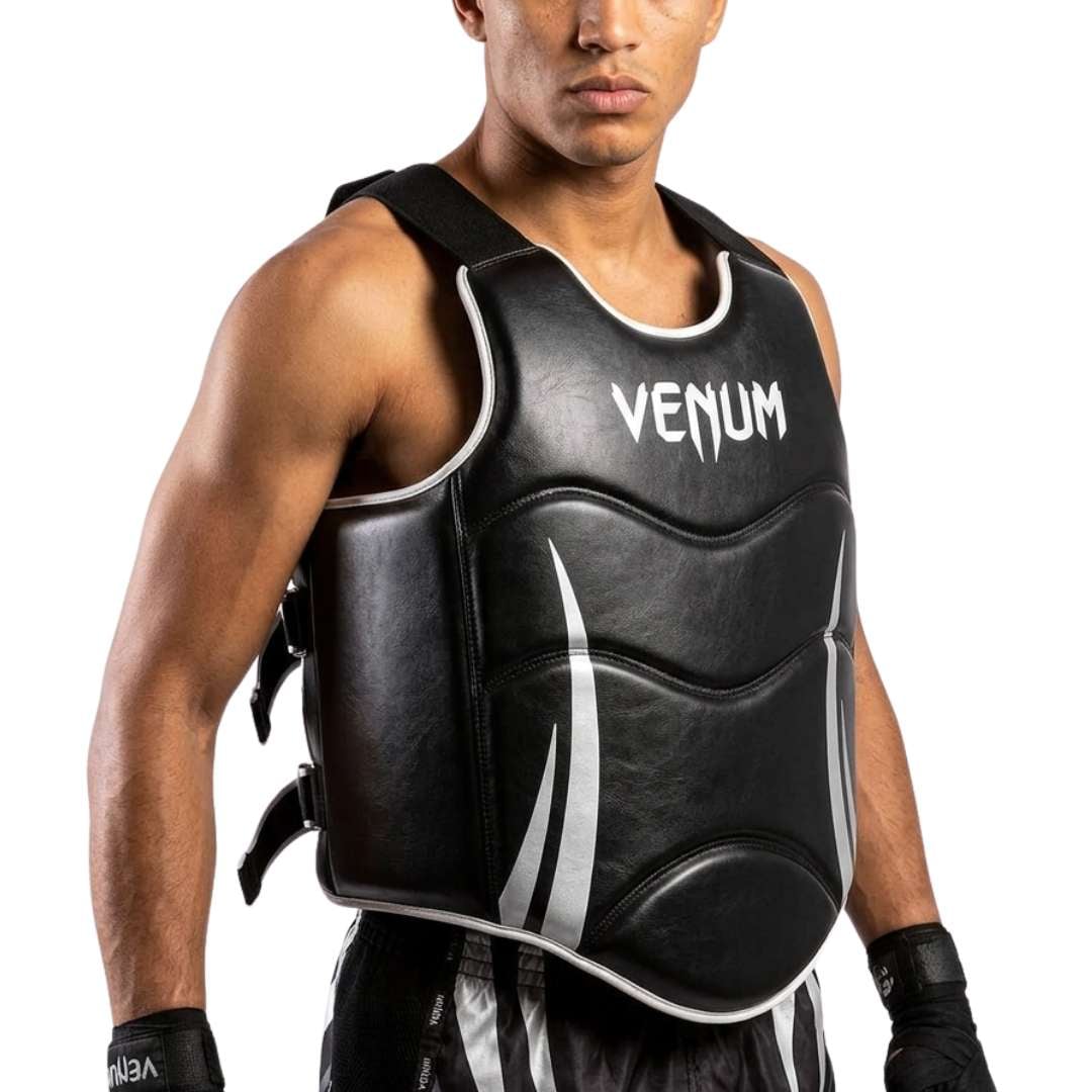 PECHERA DE BOXEO VENUM PROTECTOR PECTORAL ENTRENAMIENTO DE COMBATE RESISTENTE AJUSTABLE PROTECCION IMPACTO UNISEX NEGRO - 1