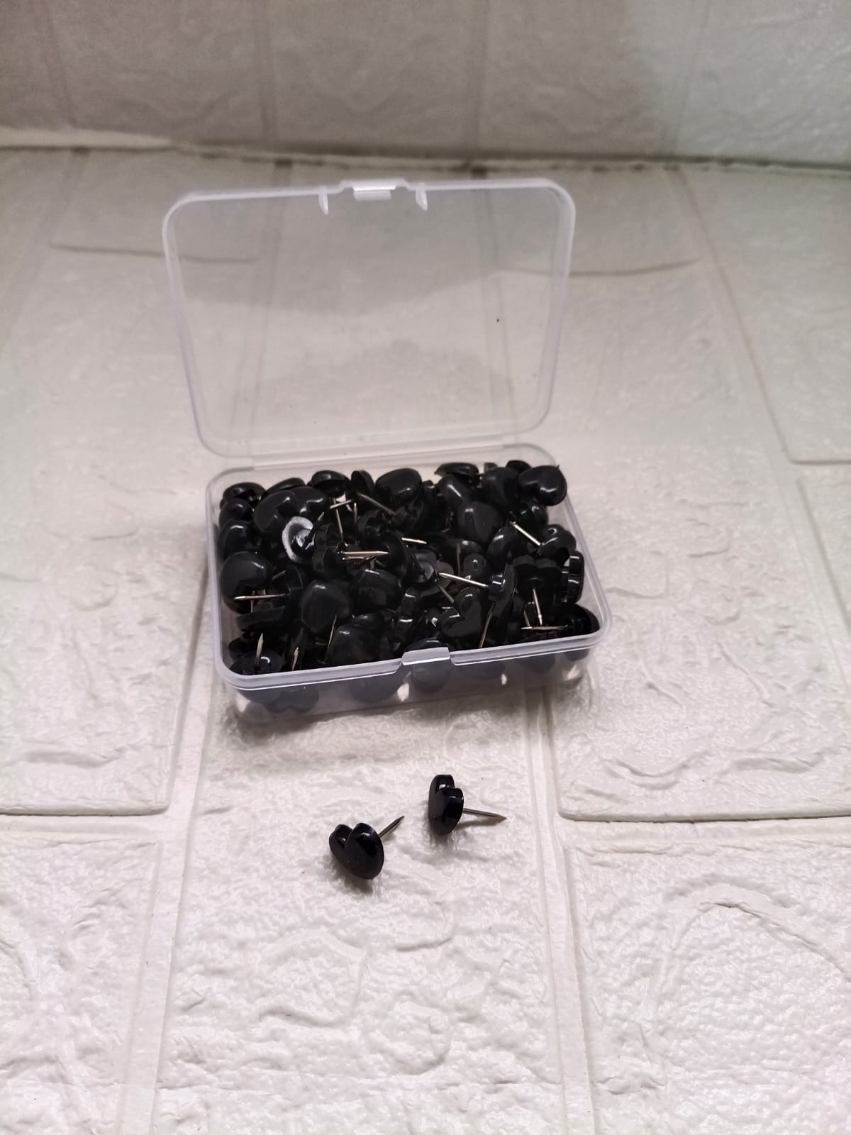 CHINCHES PARA PIZARRA DE CORCHO EN FORMA DE CORAZON NEGRO - 2